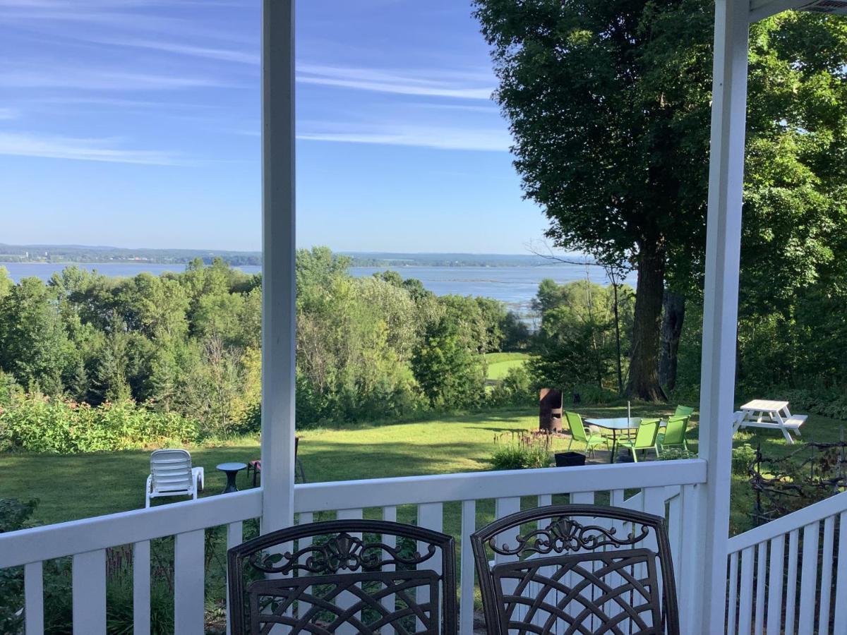 Les Saisons Du Fleuve Bed & Breakfast Lotbiniere Екстериор снимка