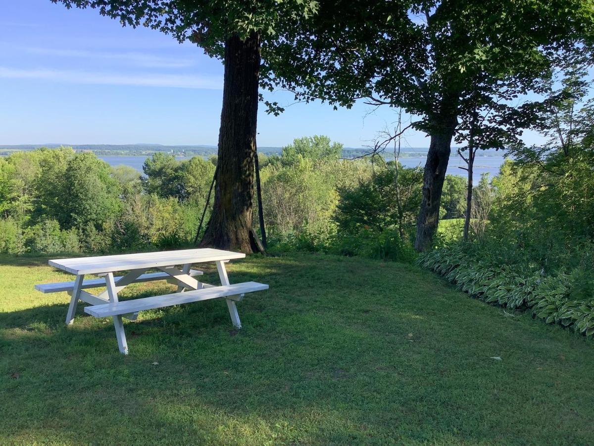 Les Saisons Du Fleuve Bed & Breakfast Lotbiniere Екстериор снимка
