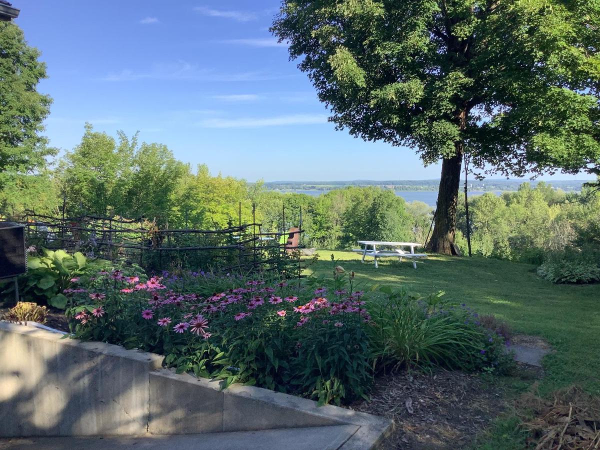 Les Saisons Du Fleuve Bed & Breakfast Lotbiniere Екстериор снимка